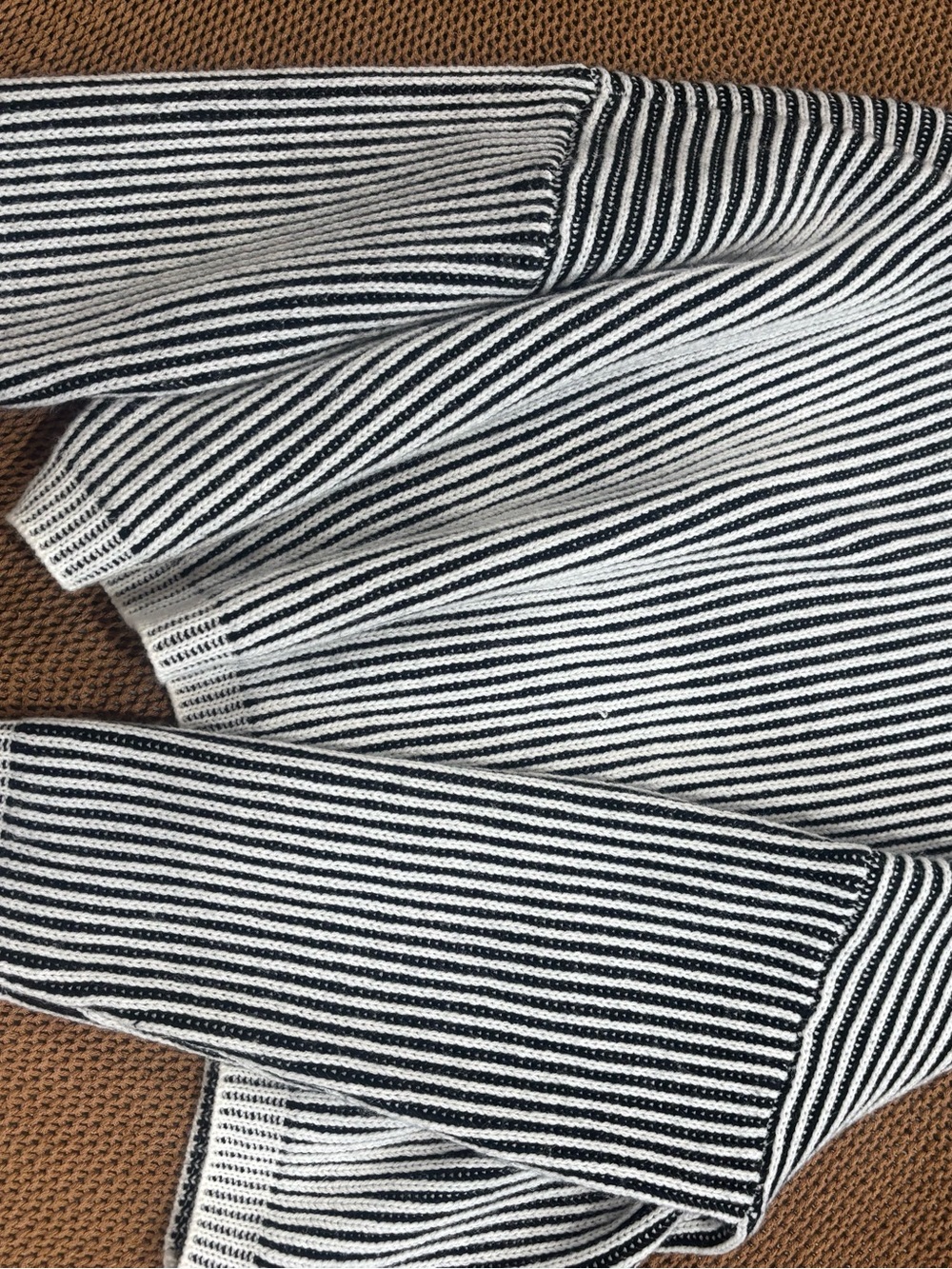 🔥Women’s Striped V-Neck Sweater with Contrast Trim - Black & White - Picture 2 of 2